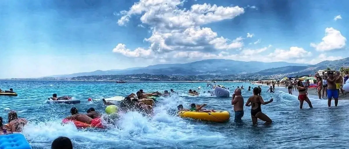 A Montauro il “Mat festival”, l’esuberante e colorato campionato dei materassini da mare