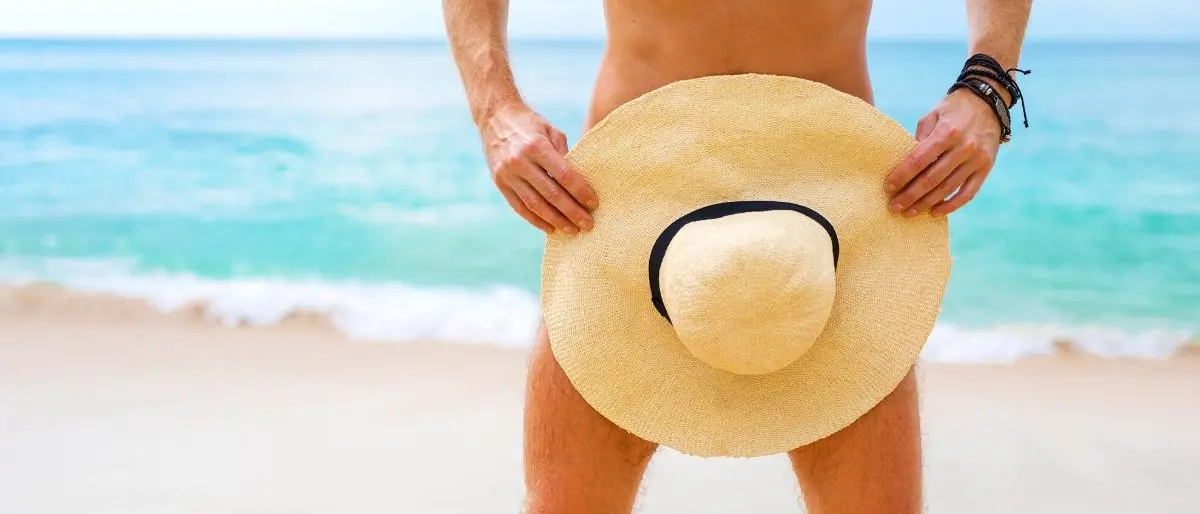 Tutti al mare a mostrar le chiappe chiare: ecco le spiagge per nudisti più gettonate in Calabria