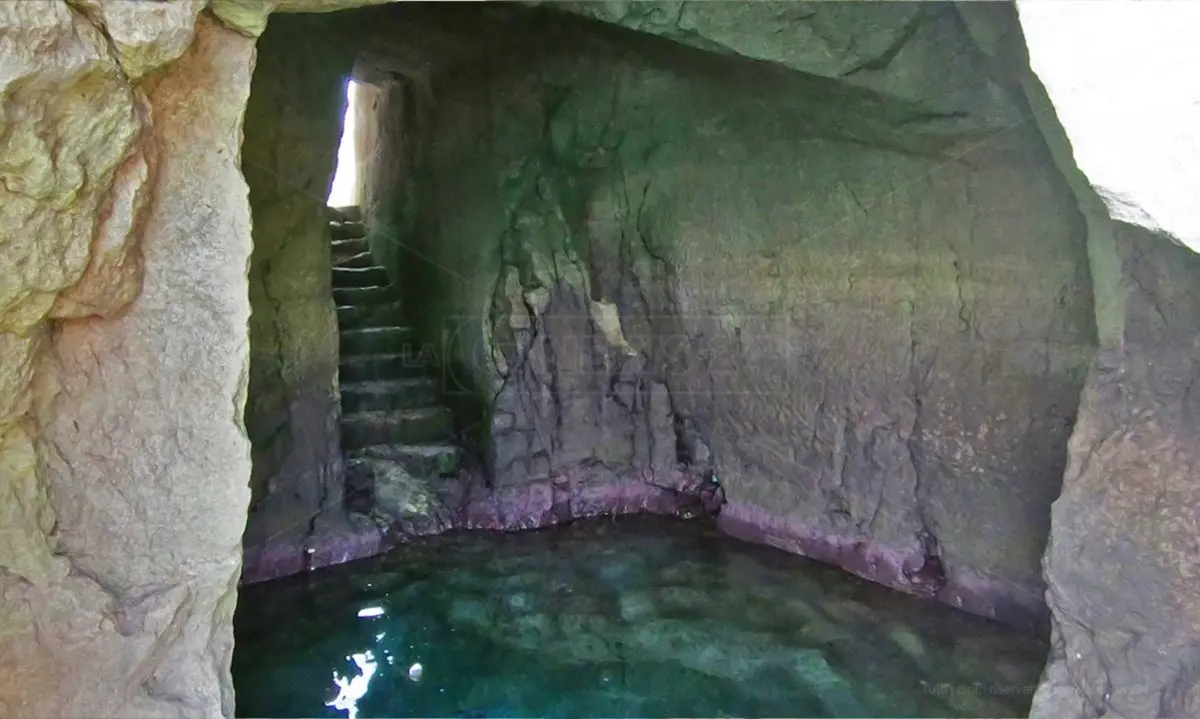 La magia della grotta delle sirene a Tropea dove si incontrano mare, natura e leggenda