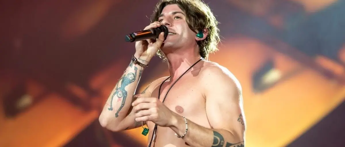 Rkomi sul palco con il suo “Insuperabile” tour: ad Acri l’unica tappa calabrese