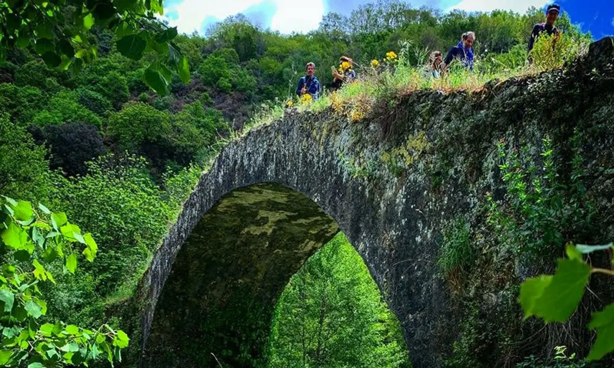 Gite all’aria aperta: ecco tre percorsi in Calabria dove arte, natura e storia si intrecciano