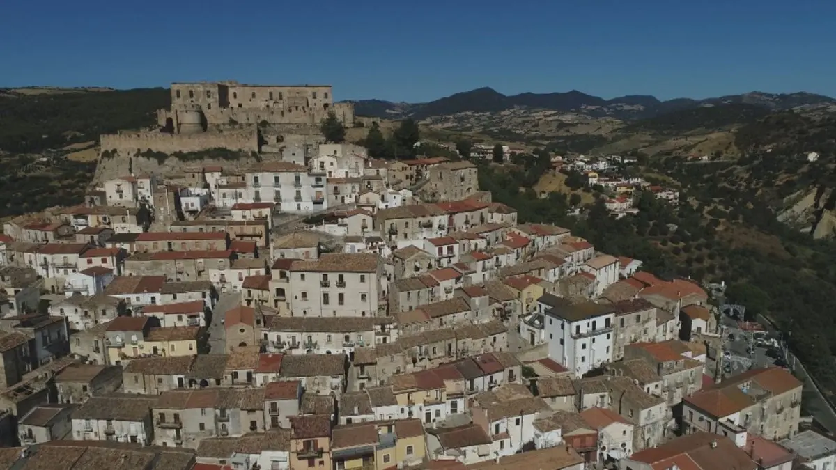 Rocca Imperiale, viaggio nel borgo dei limoni e del dominio di Federico II