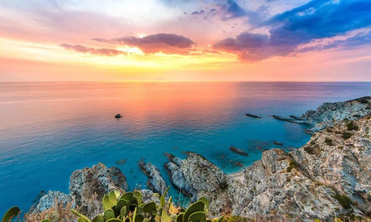 I tramonti calabresi incantano ogni giorno: da Cosenza a Reggio ecco i panorami più fotografati