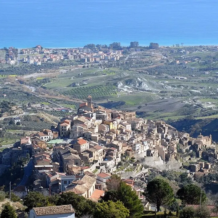 Badolato tra vicoli, chiese e pietre “parlanti”: il fascino senza tempo di un borgo da scoprire