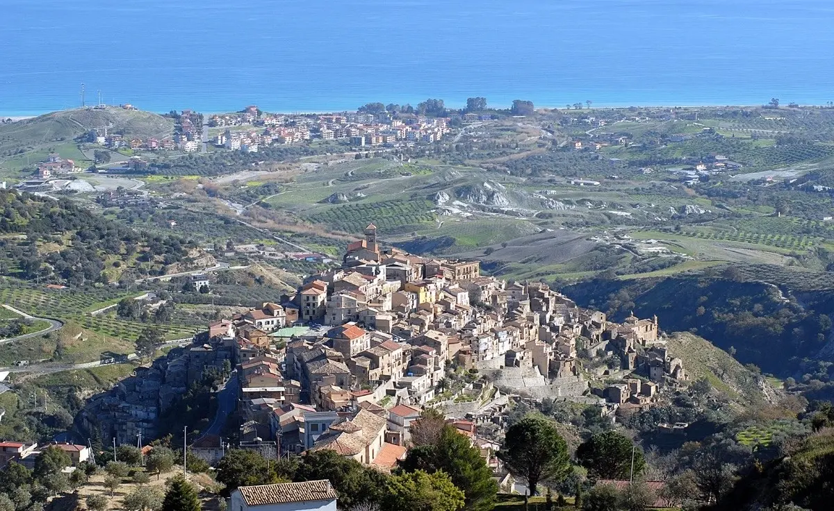 Badolato tra vicoli, chiese e pietre “parlanti”: il fascino senza tempo di un borgo da scoprire