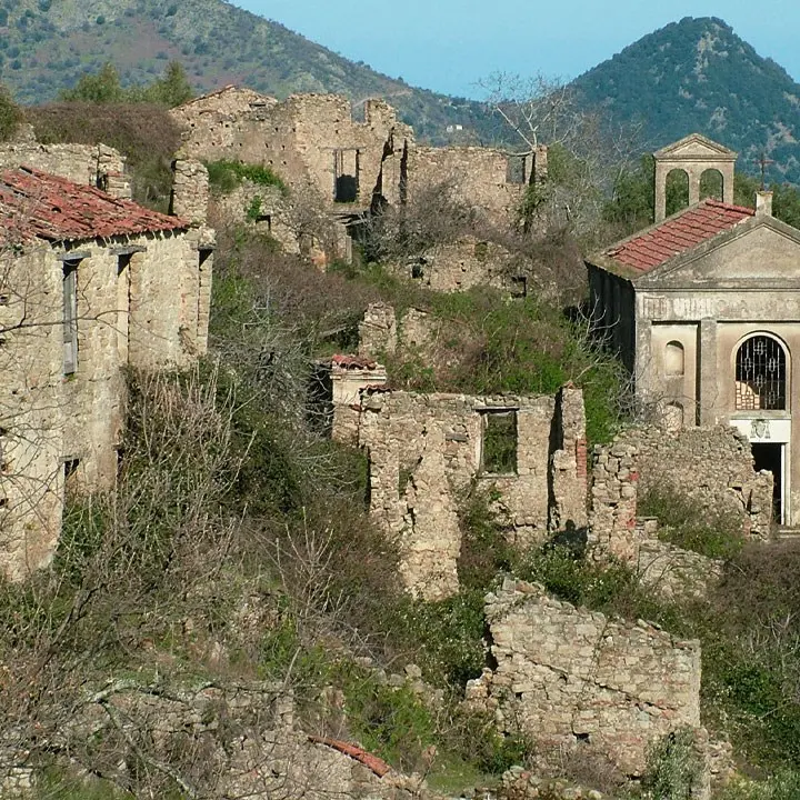 La storia di Africo Antico: il destino funesto del paese fantasma nell’Aspromonte