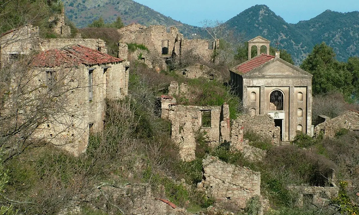 La storia di Africo Antico: il destino funesto del paese fantasma nell’Aspromonte