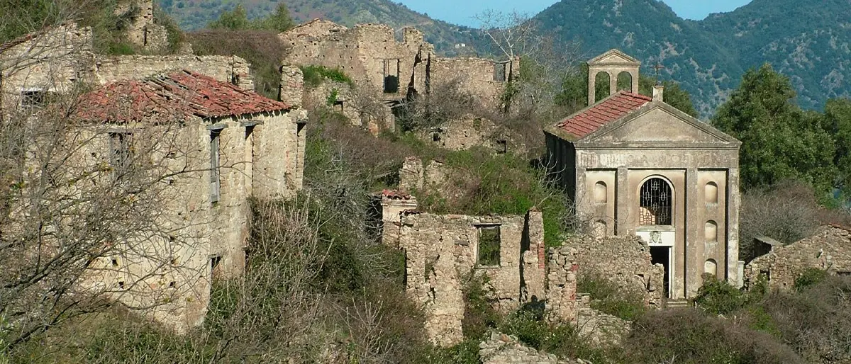 La storia di Africo Antico: il destino funesto del paese fantasma nell’Aspromonte