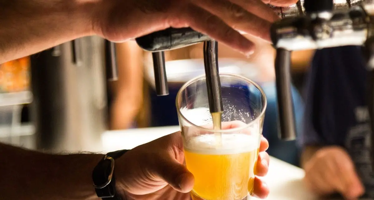 Elogio del primo sorso di birra: breve storia di come la Calabria ha imparato a masticare il luppolo\n