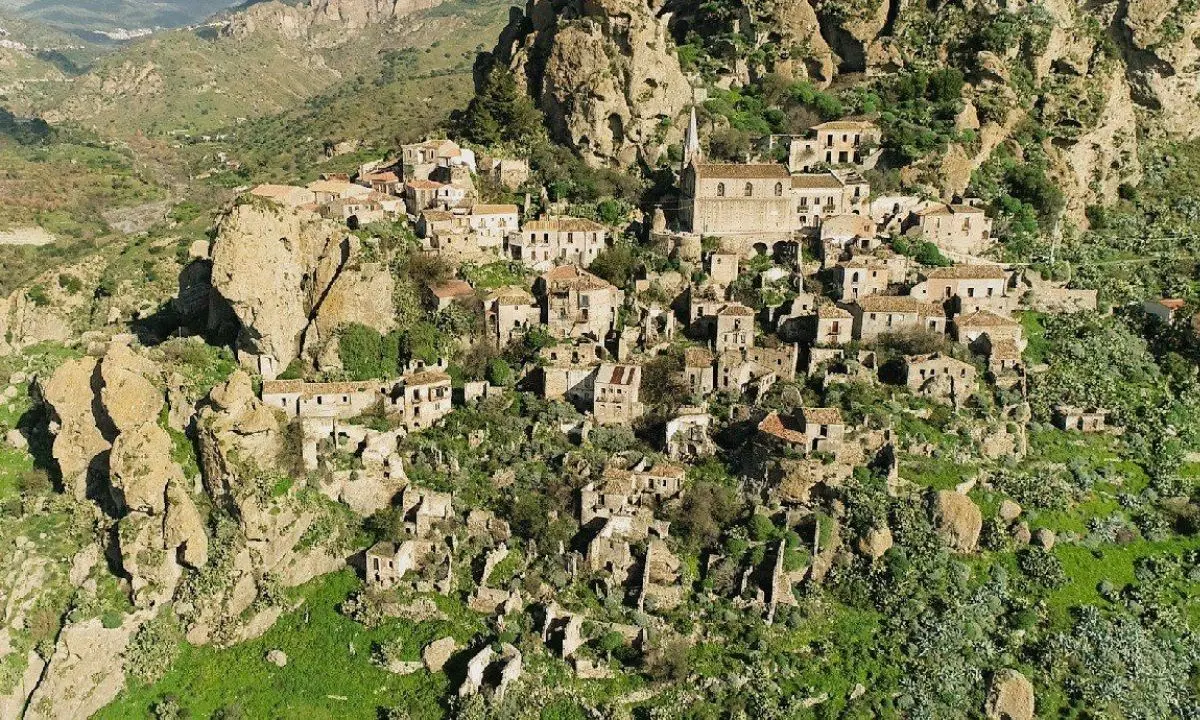 La Calabria dei paesi fantasma, un viaggio alla scoperta di cinque borghi abbandonati