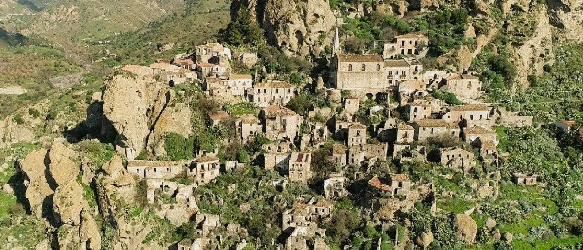 La Calabria dei paesi fantasma, un viaggio alla scoperta di cinque borghi abbandonati