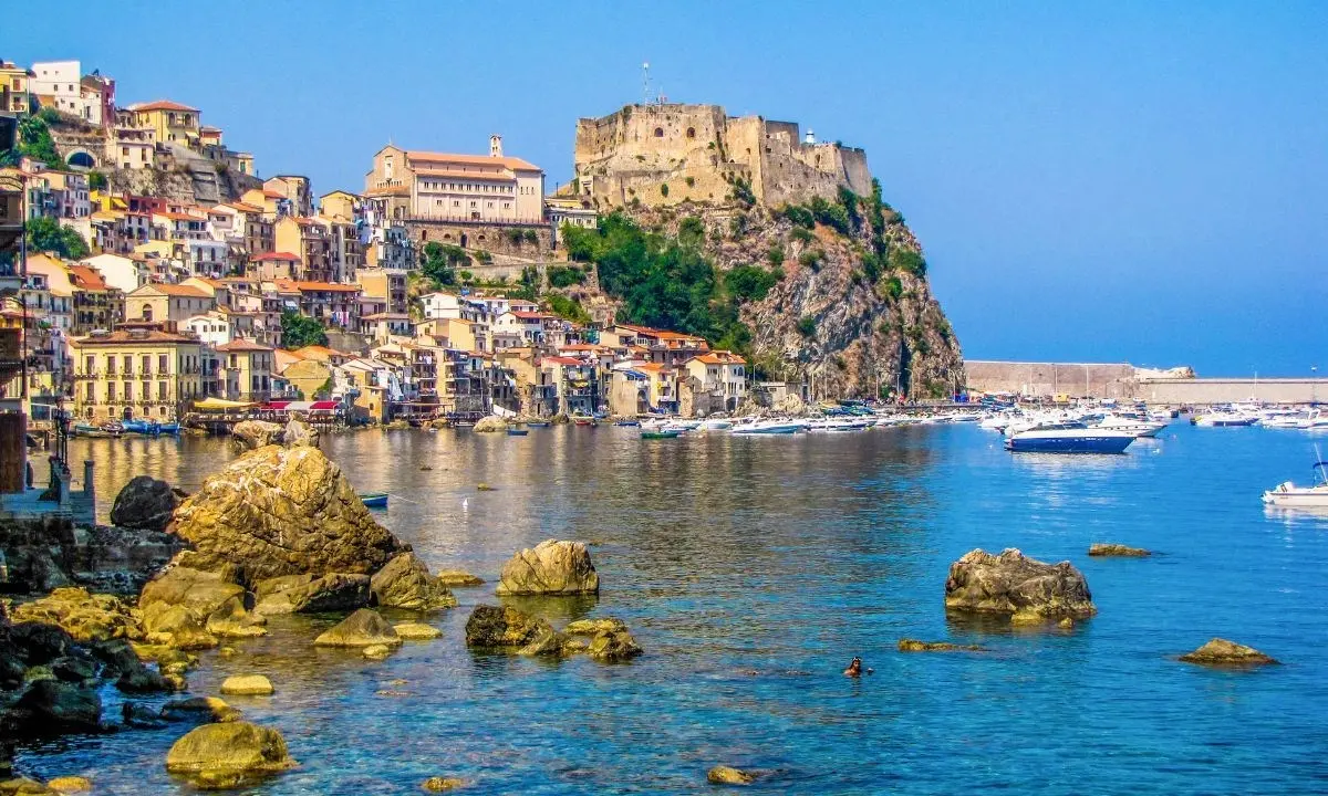 Scilla, sospesa tra cielo e mare