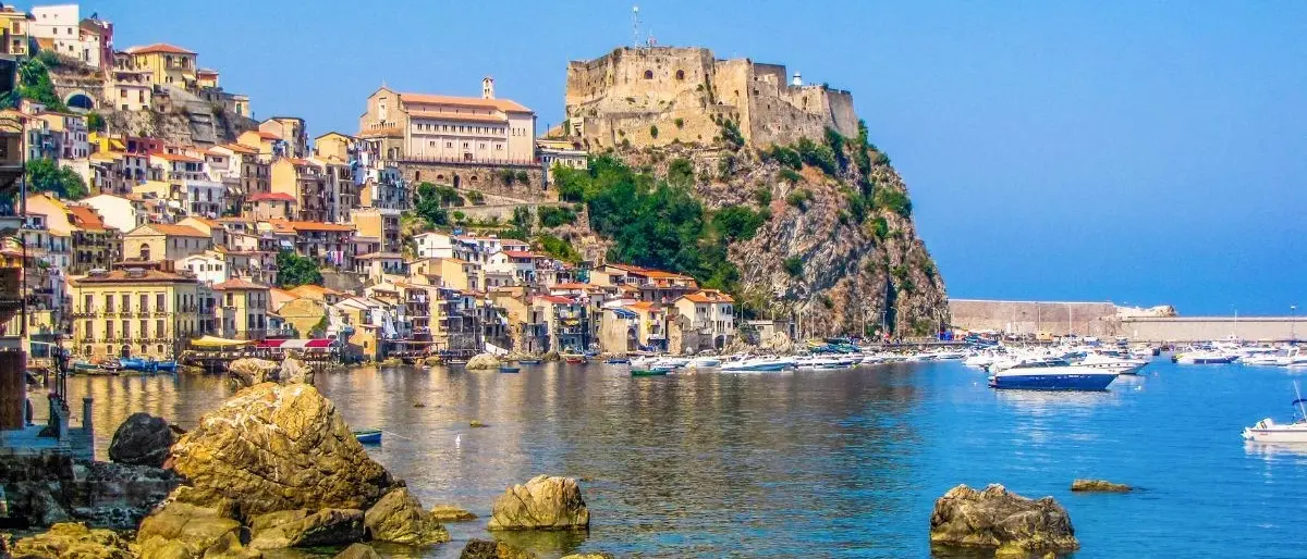 Scilla, sospesa tra cielo e mare