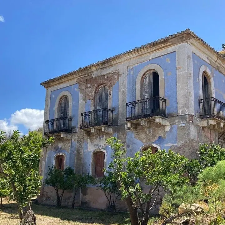 Alla scoperta della casetta blu, leggenda e fascino della villa liberty a Pellaro