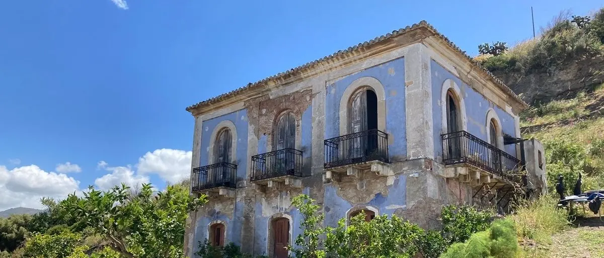 Alla scoperta della casetta blu, leggenda e fascino della villa liberty a Pellaro