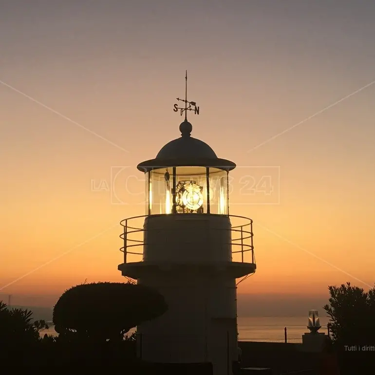 Sono i guardiani dei mari, viaggio tra i fari che illuminano le coste della Calabria