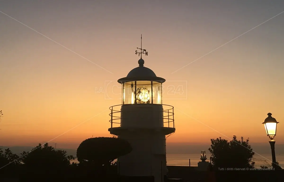 Sono i guardiani dei mari, viaggio tra i fari che illuminano le coste della Calabria