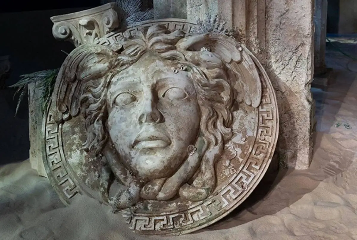 La Medusa di Versace, simbolo del legame profondo della Maison con la Calabria