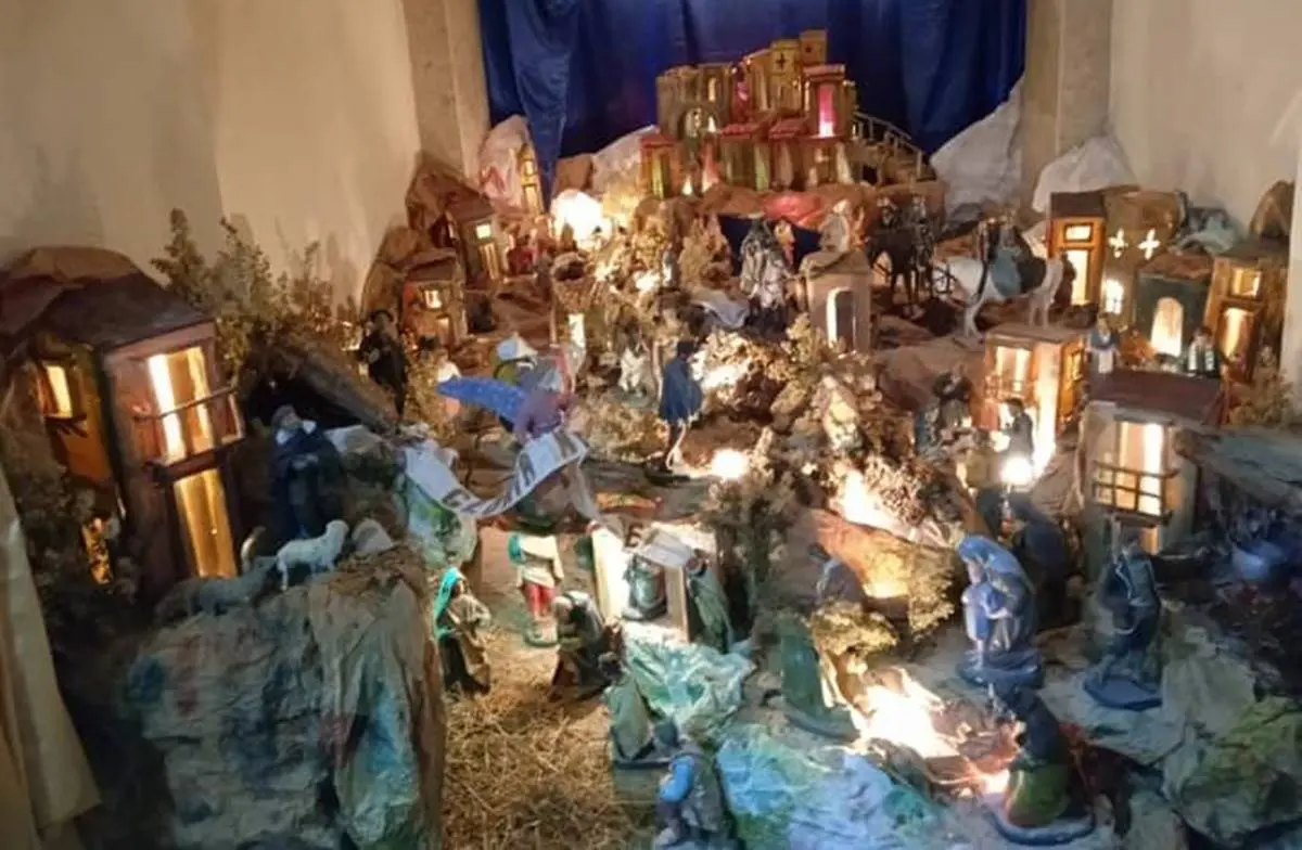 Personaggi unici e scene da cartolina, a San Lucido il presepe di Gianfranco Petrungaro è un’opera d'arte