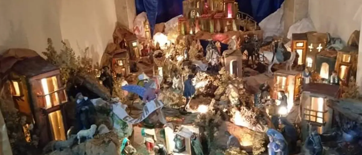 Personaggi unici e scene da cartolina, a San Lucido il presepe di Gianfranco Petrungaro è un’opera d'arte