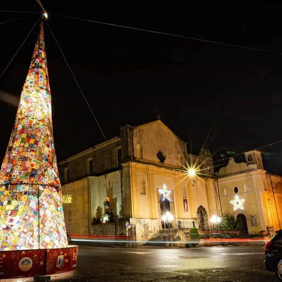 In Calabria un albero di Natale all'uncinetto da record: è alto oltre tredici metri