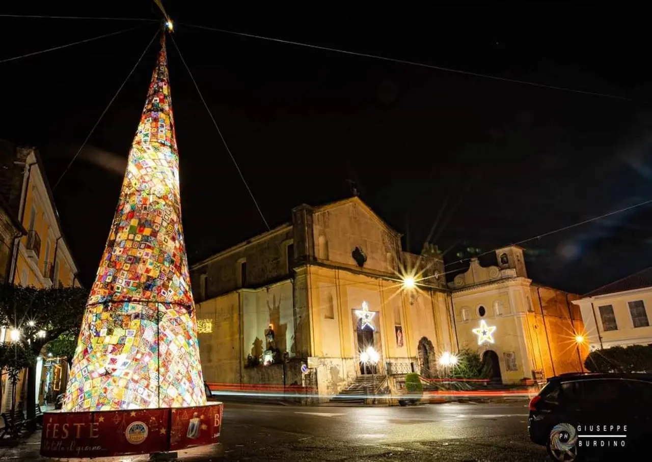 In Calabria un albero di Natale all'uncinetto da record: è alto oltre tredici metri