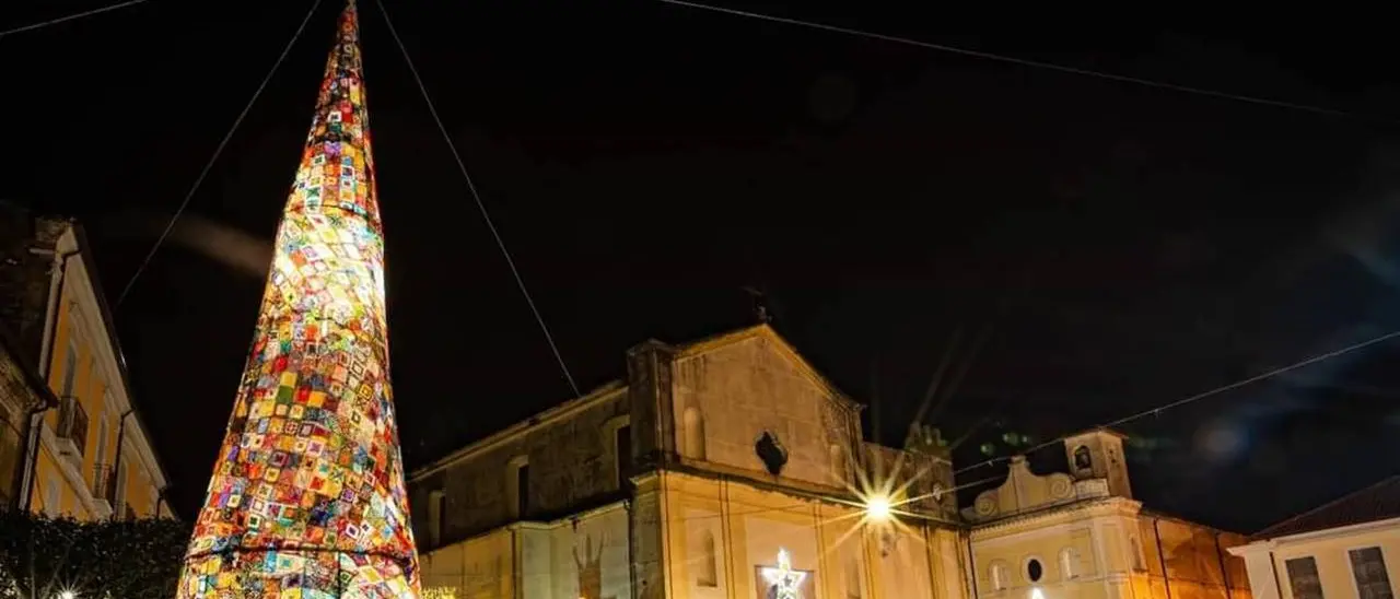 In Calabria un albero di Natale all'uncinetto da record: è alto oltre tredici metri