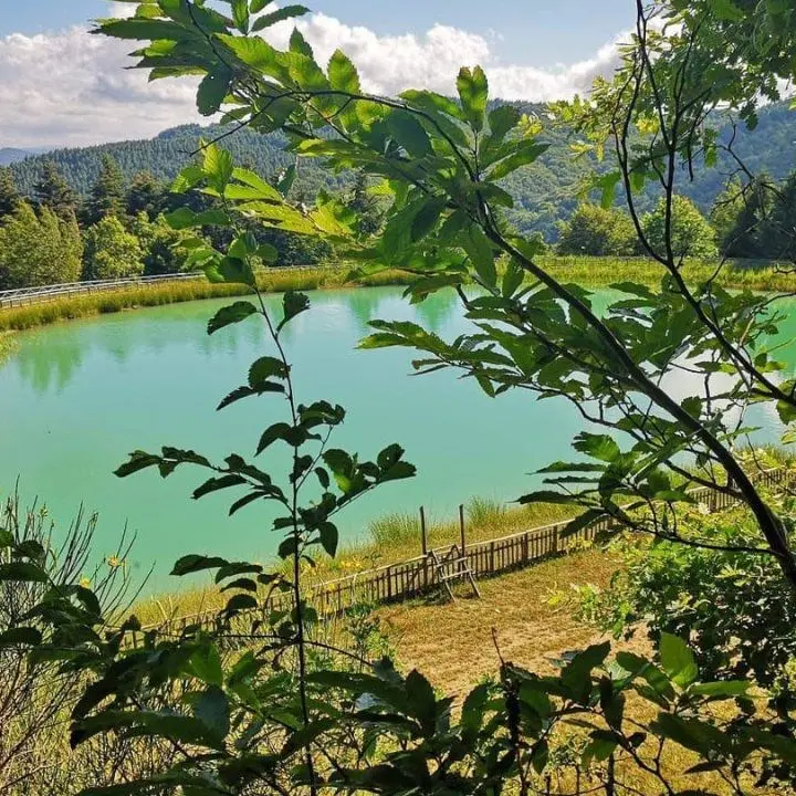 Il lago Acero: una goccia blu nel verde delle Serre calabresi, lì dove il cielo si specchia nell’acqua