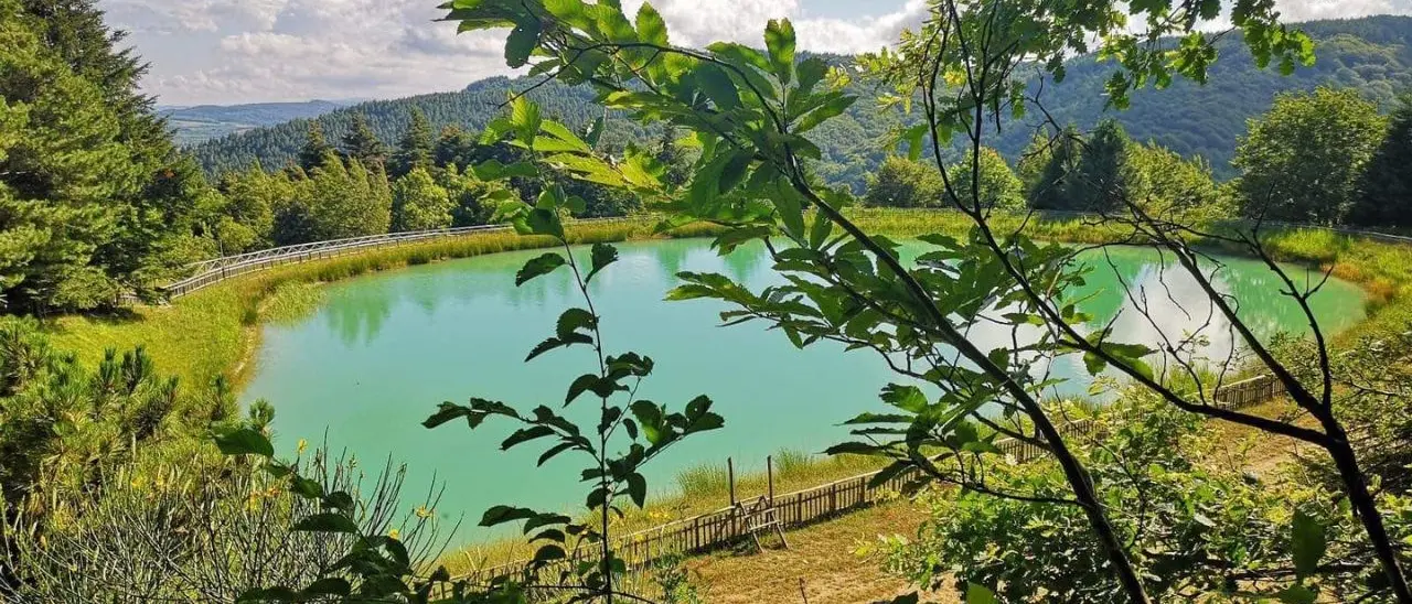 Il lago Acero: una goccia blu nel verde delle Serre calabresi, lì dove il cielo si specchia nell’acqua