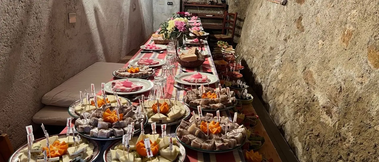 Del maiale non si butta via niente: pranzi infiniti che si trasformano in una grande festa calabrese