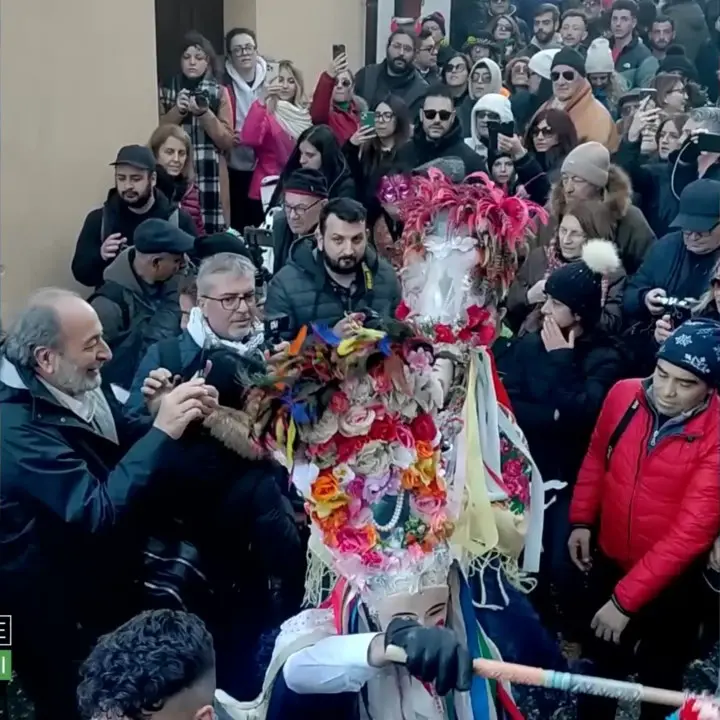 Pulicinelli belli e brutti, il carnevale di Alessandria del Carretto che scaccia l'affascinu e protegge dal male