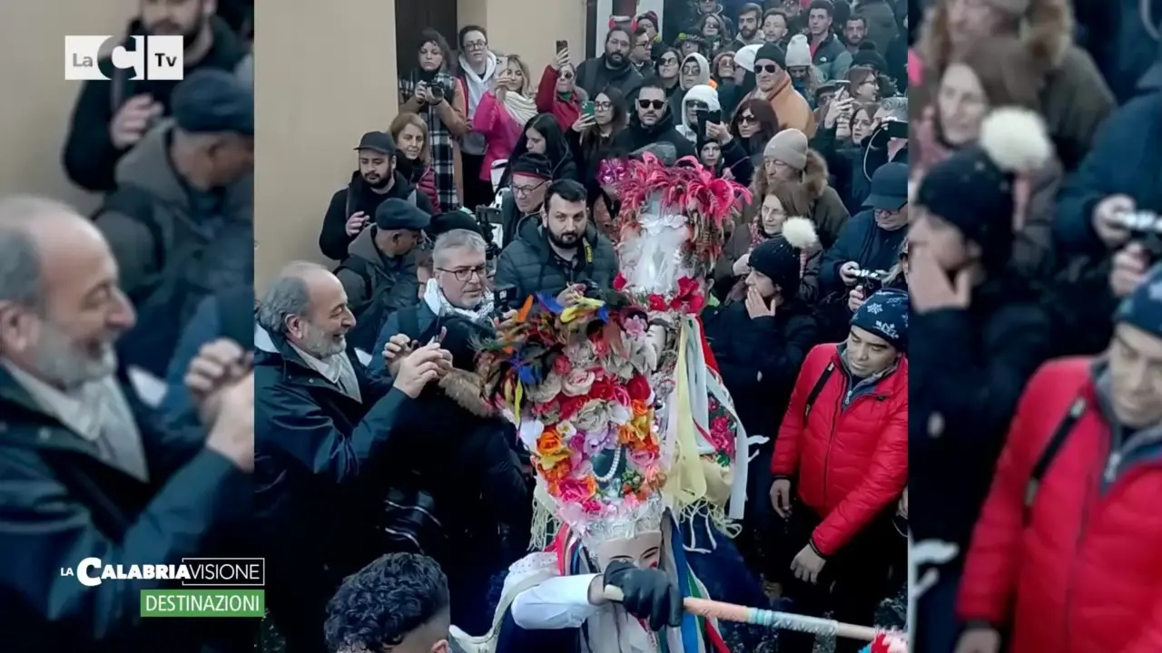 Pulicinelli belli e brutti, il carnevale di Alessandria del Carretto che scaccia l'affascinu e protegge dal male