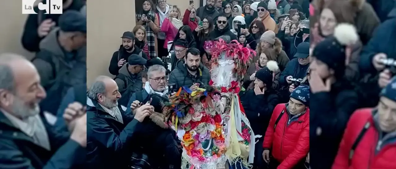 Pulicinelli belli e brutti, il carnevale di Alessandria del Carretto che scaccia l'affascinu e protegge dal male