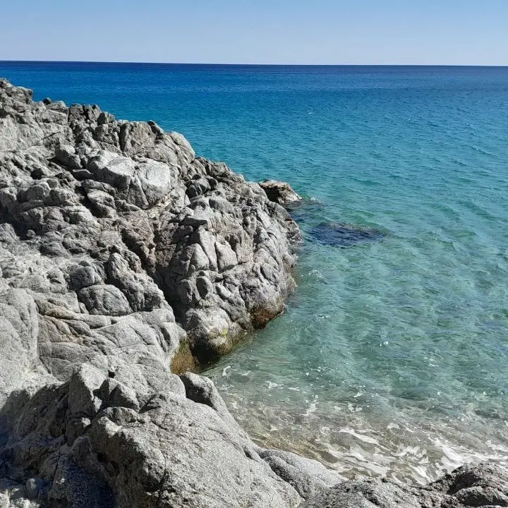 Il mare d'inverno a Caminia, il fascino della Costa dei Saraceni tra due pareti rocciose che si tuffano nel blu