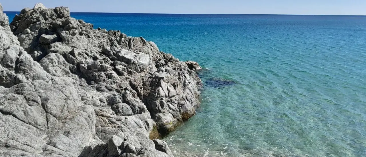 Il mare d'inverno a Caminia, il fascino della Costa dei Saraceni tra due pareti rocciose che si tuffano nel blu