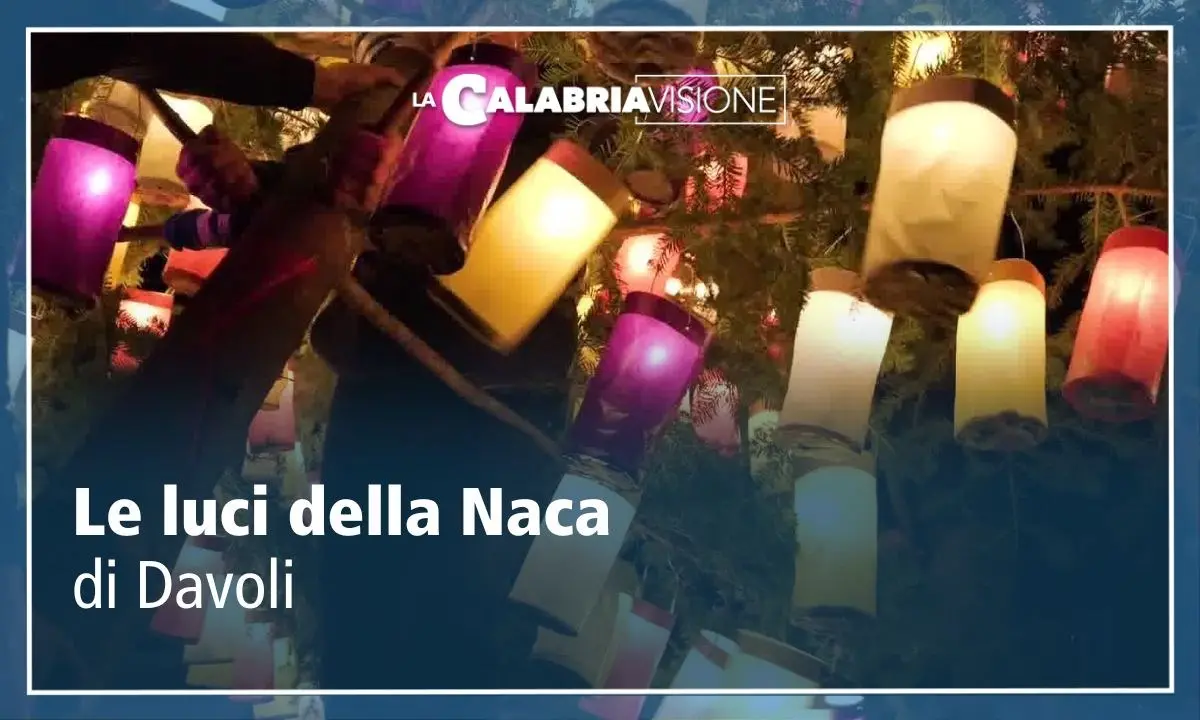 Le luci della Naca di Davoli illuminano la notte del Venerdì Santo