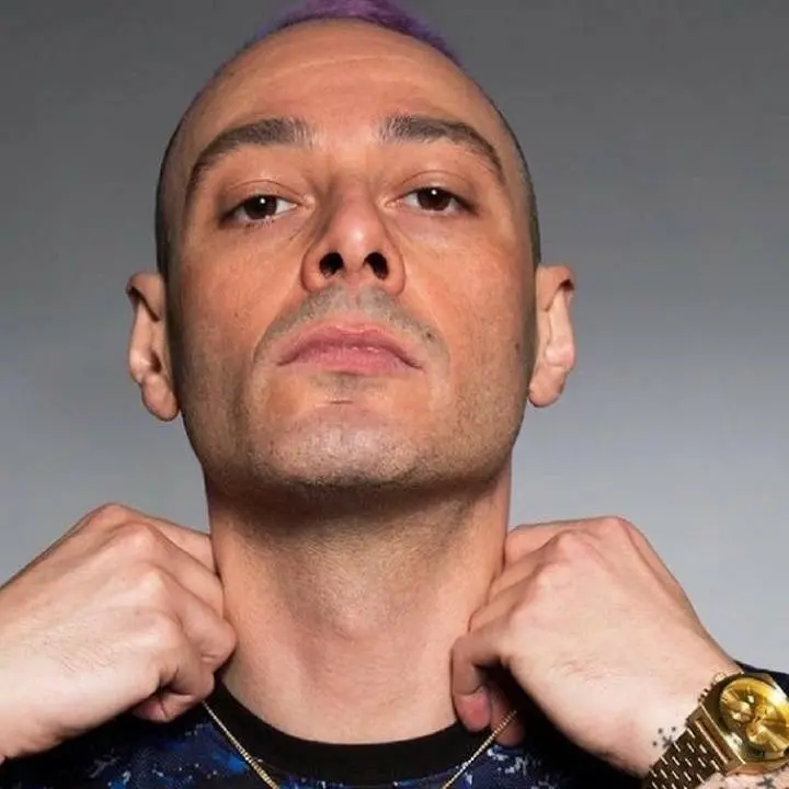 Il rap di Fabri Fibra arriva in Calabria: ad agosto sul palco dell’anfiteatro di Acri