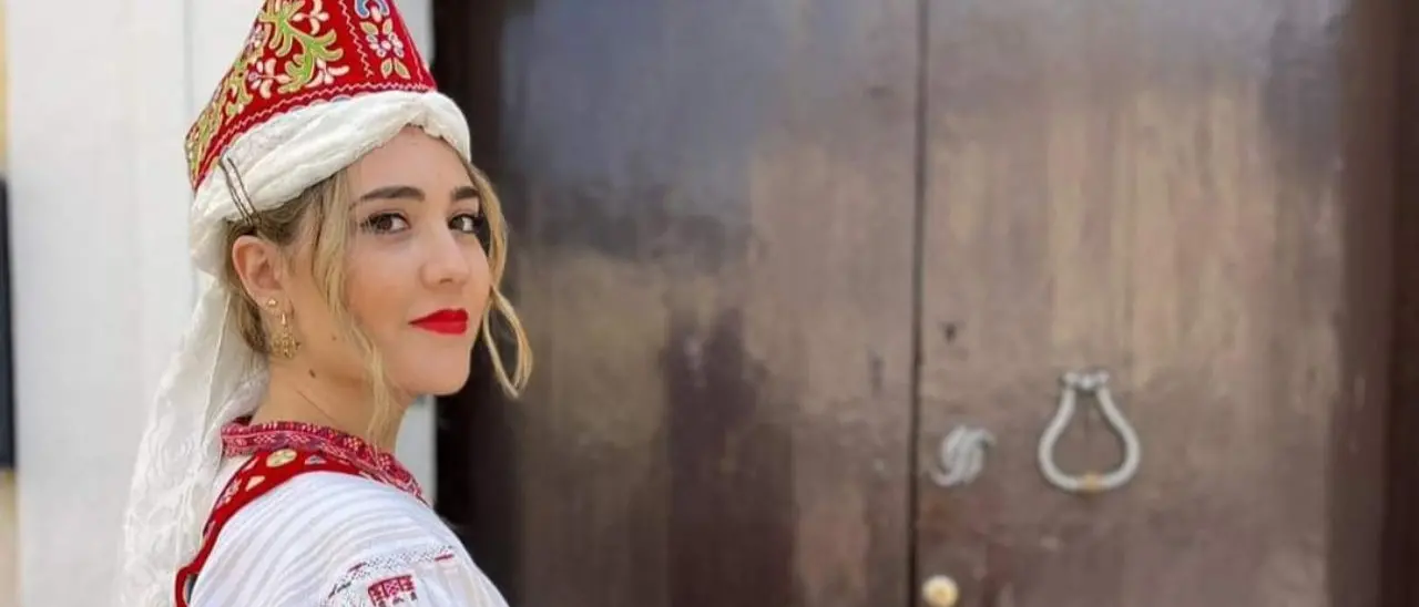 Un abito tradizionale arbereshe come regalo: anche così le tradizioni si rinnovano