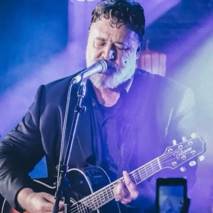 Magna Graecia Film Festival, l’attore Premio Oscar Russell Crowe in concerto con la band Indoor garden