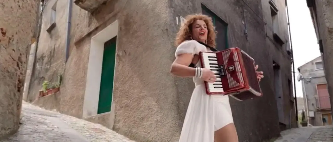 La fisarmonica per creare un legame tra la Calabria e la Germania: la musica di Franca Ferraro incanta il web