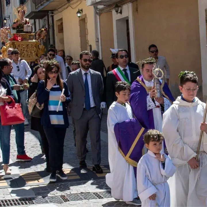 San Floro rinnova il suo voto di penitenza per ringraziare il patrono che liberò la comunità dalla peste