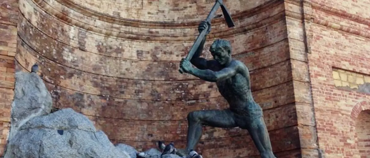 A Catanzaro il Cavatore scolpisce nella pietra la forza di una città