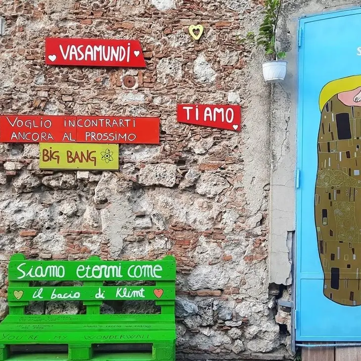 Angoli di bellezza per combattere lo spopolamento, a Mileto portoni colorati con il progetto “Portiamo arte”