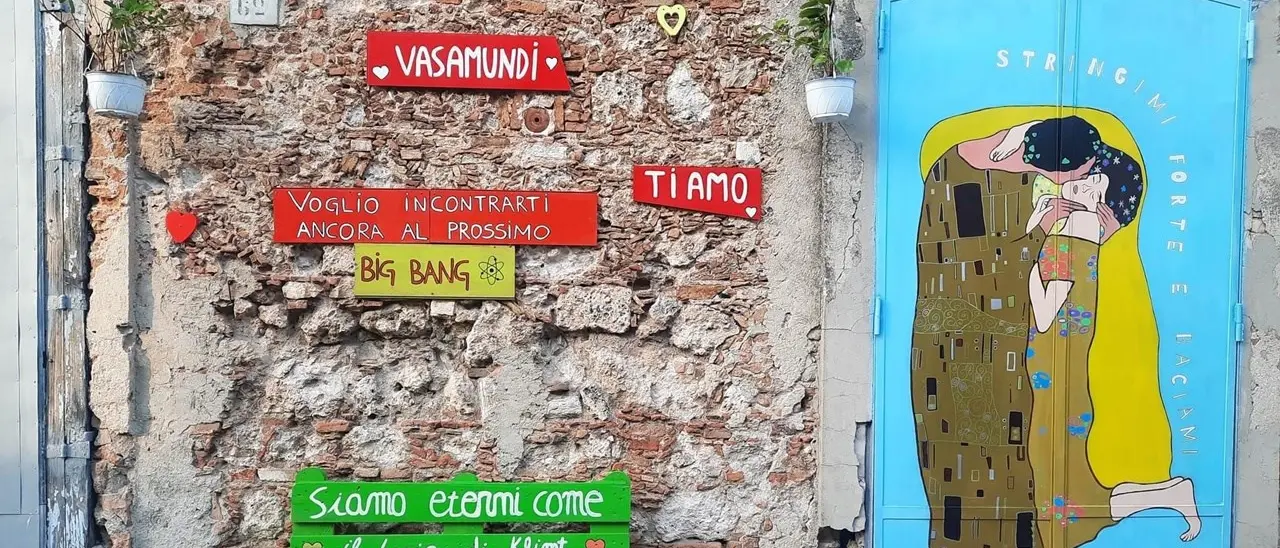 Angoli di bellezza per combattere lo spopolamento, a Mileto portoni colorati con il progetto “Portiamo arte”