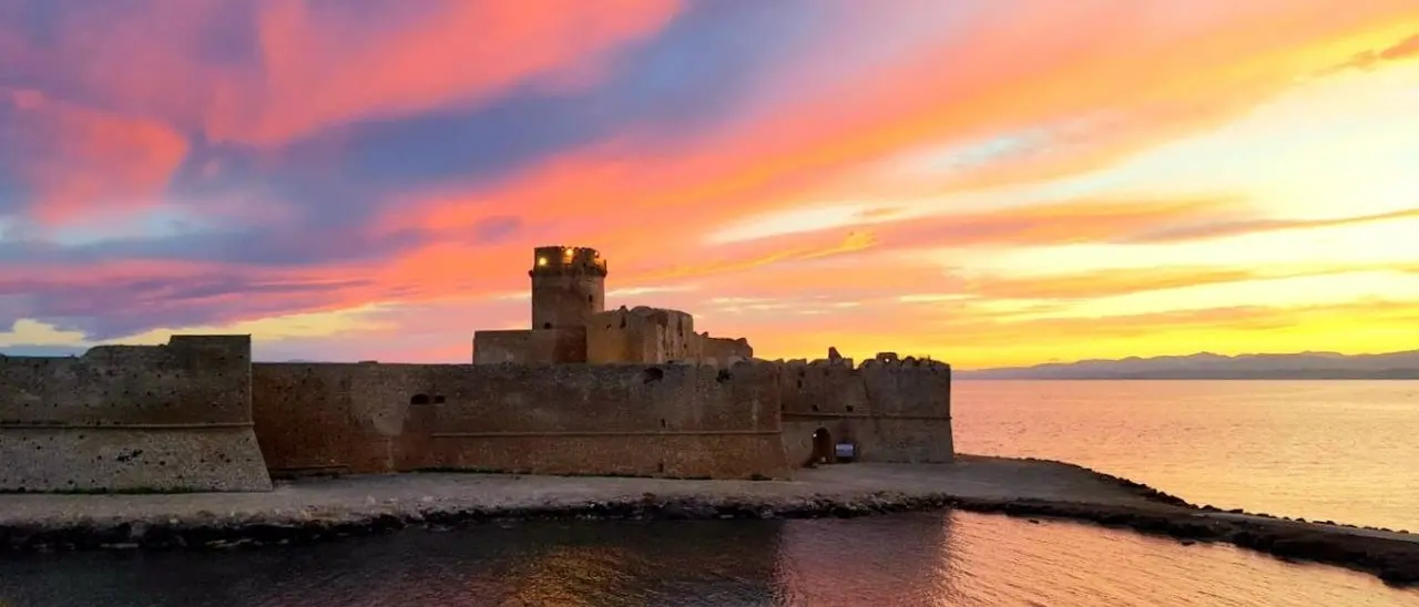 Isola Capo Rizzuto, gioiello di Calabria nello scrigno crotonese: incanto di castelli e spiagge tra le più belle
