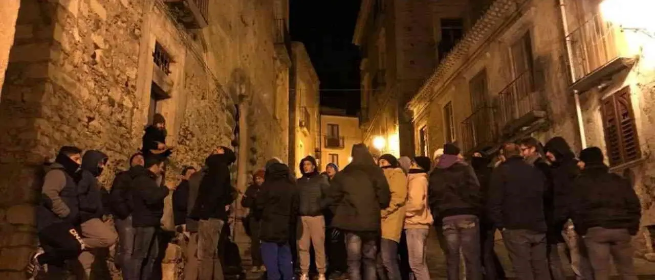 Canti e inni si levano nella notte dell’8 dicembre: a Fiumefreddo Bruzio rivive ogni anno l’antico rito dell’Immacolata