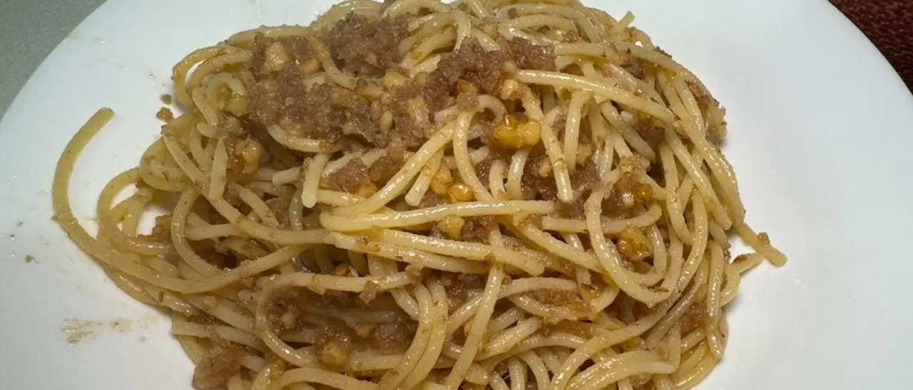 Pasta, acciughe e muddrica i pane: il piatto povero calabrese diventato un must per il 24 dicembre