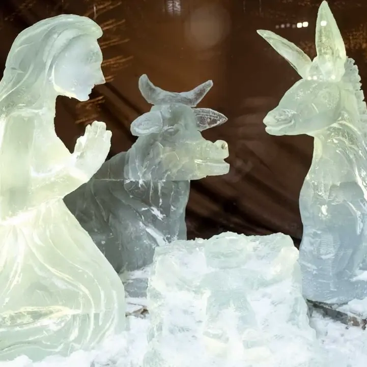 Undici statue alte due metri e... di ghiaccio: ecco lo spettacolare presepe di Corigliano Rossano