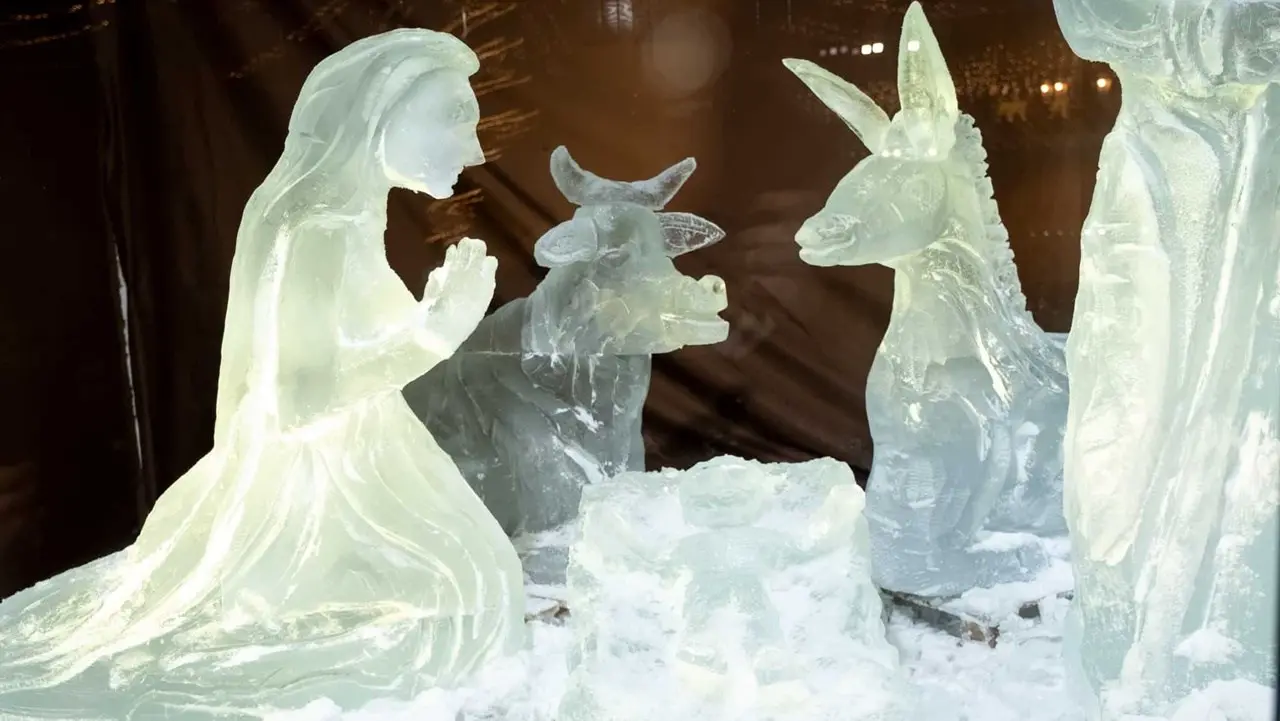 Undici statue alte due metri e... di ghiaccio: ecco lo spettacolare presepe di Corigliano Rossano