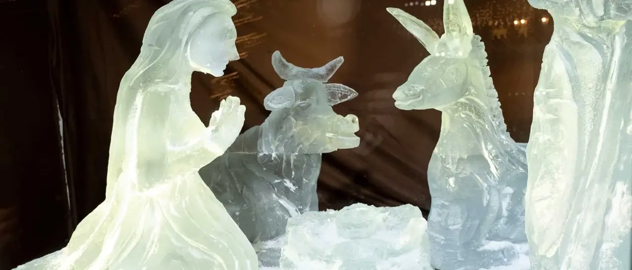 Undici statue alte due metri e... di ghiaccio: ecco lo spettacolare presepe di Corigliano Rossano